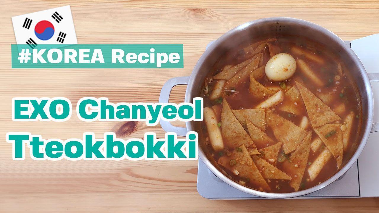 Bánh gạo Tteokbokki của EXO Chanyeol, món ăn cay đặc trưng với bánh gạo, chả cá, và trứng luộc trong sốt.